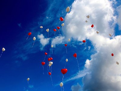 Gente y vida cotidiana Puzzle: Globos en forma de corazón flotando en el cielo