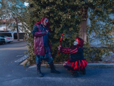 Fiestas y tradiciones Puzzle: Pareja disfrazada en una calle de Halloween