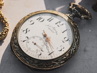 Tecnología e industria Puzzle: Reloj de bolsillo antiguo con cadena de oro
