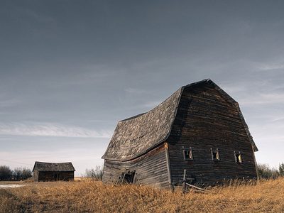 Lugares abandonados Puzzle: Un viejo granero abandonado empieza a derrumbarse