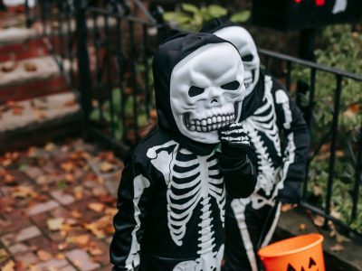 Halloween jigsaw puzzle: Skeleton Costume on the Front Steps